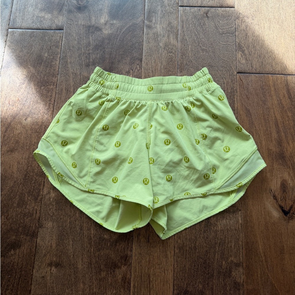 Lululemon women’s hotty hot short II Long in polka dot logo size 2 tall